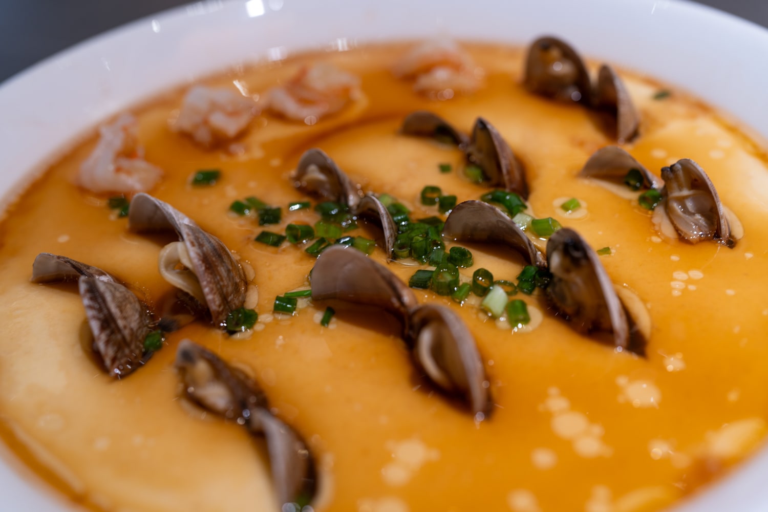 Паровой омлет с креветками и моллюсками