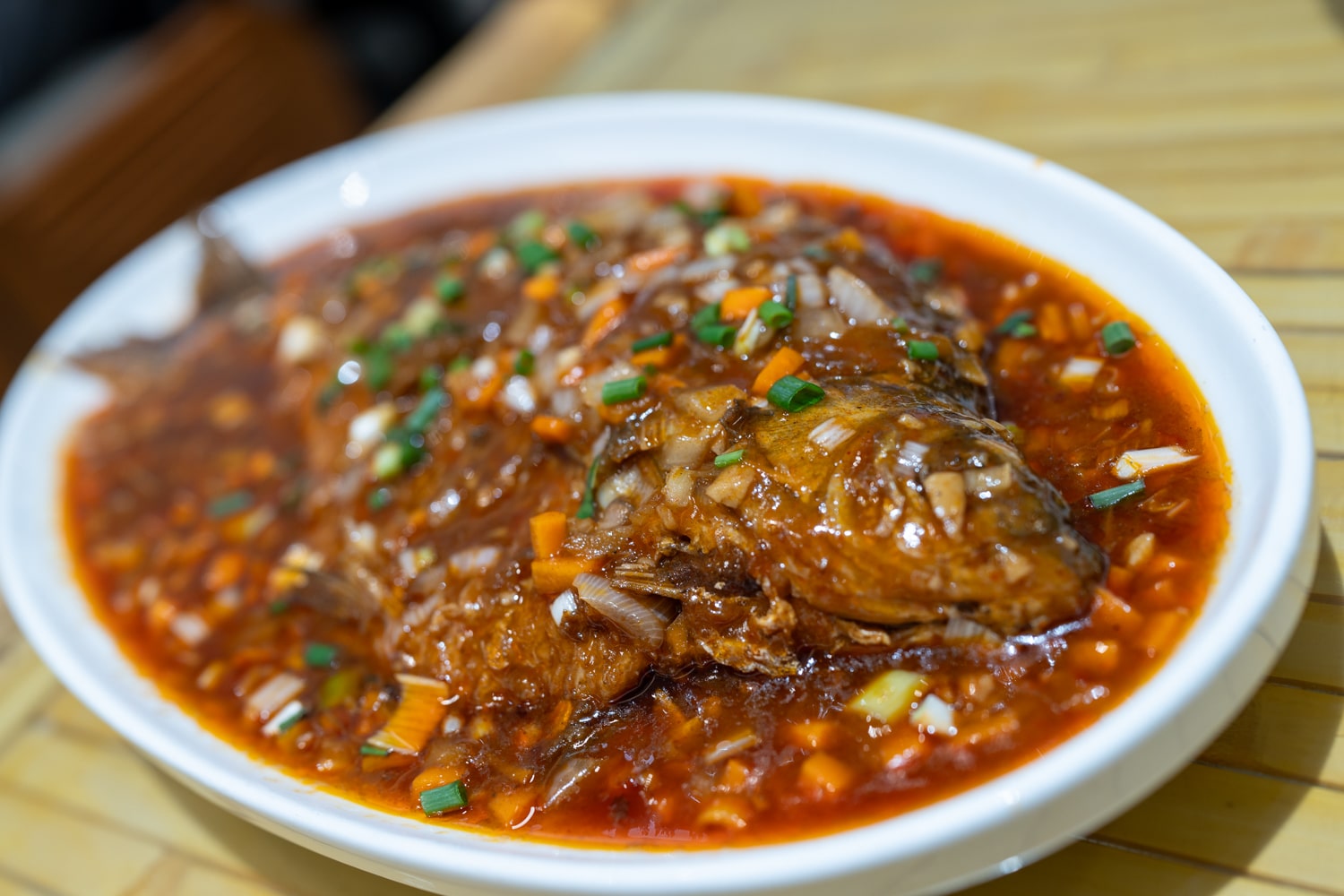 Тушеная речная рыба с луком