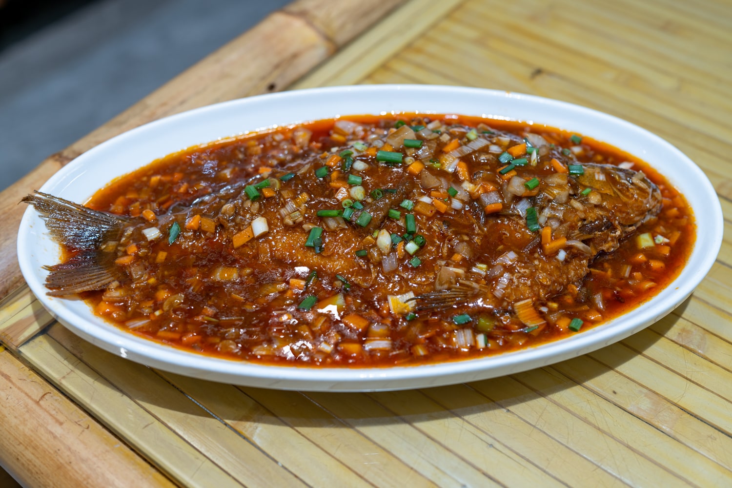 Тушеная речная рыба с луком